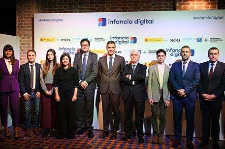 11/11/2025. Pedro Sánchez clausura el acto de presentación del estudio 'Infancia digital 2025'. El presidente del Gobierno, Pedro Sánchez, j...