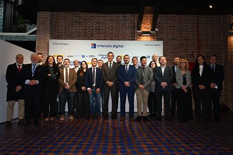 11/11/2025. Pedro Sánchez closes the presentation of the 'Digital Childhood 2025' study. Group photo of the participants in the event