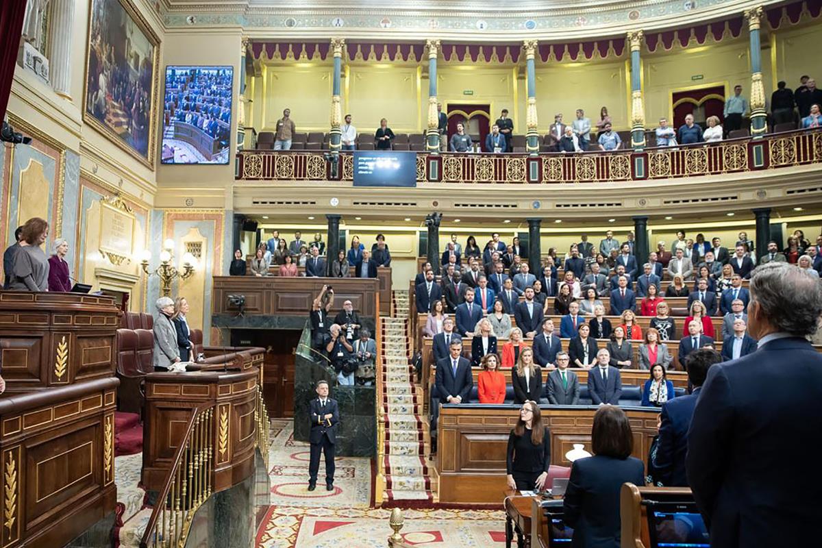 12/11/2025. Comparecencia de Pedro Sánchez en el Congreso de los Diputados. Los diputados guardan un minuto de silencio en memoria de Donato...