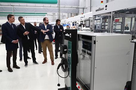 13/02/2025. Pedro Sánchez visita la planta de Wallbox para la fabricación de cargadores de coches eléctricos. El presidente del Gobierno, Pe...