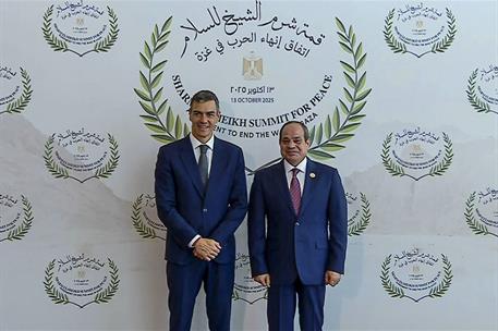 13/10/2025. Pedro Sánchez asiste a la firma del Plan de Paz para Oriente Próximo en Egipto. El presidente del Gobierno, Pedro Sánchez, junto...