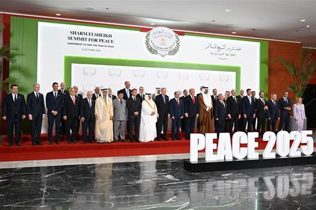 13/10/2025. Pedro Sánchez asiste a la firma del Plan de Paz para Oriente Próximo en Egipto. Foto de familia de la ceremonia de firma del Pla...