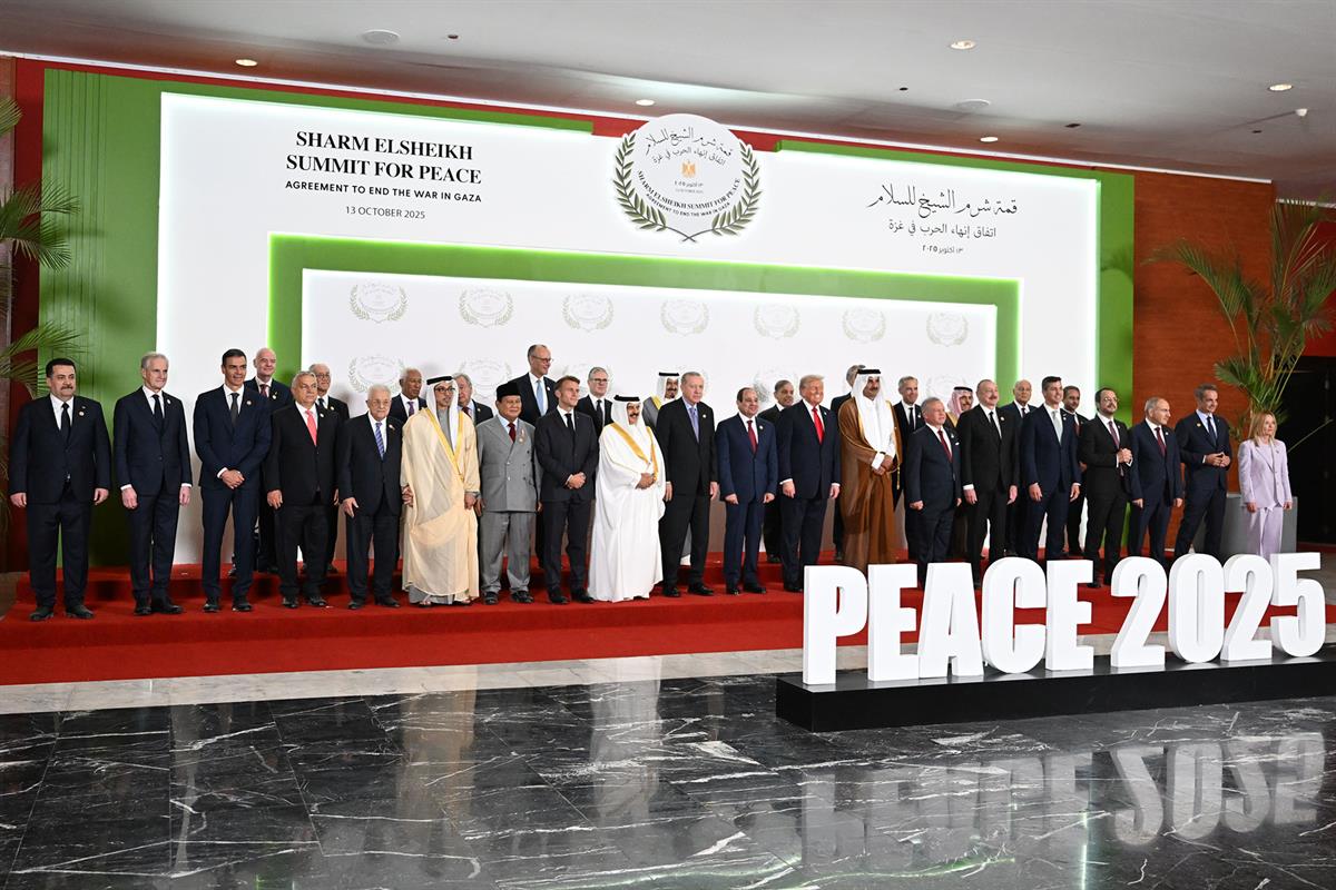 13/10/2025. Pedro Sánchez asiste a la firma del Plan de Paz para Oriente Próximo en Egipto. Foto de familia de la ceremonia de firma del Pla...