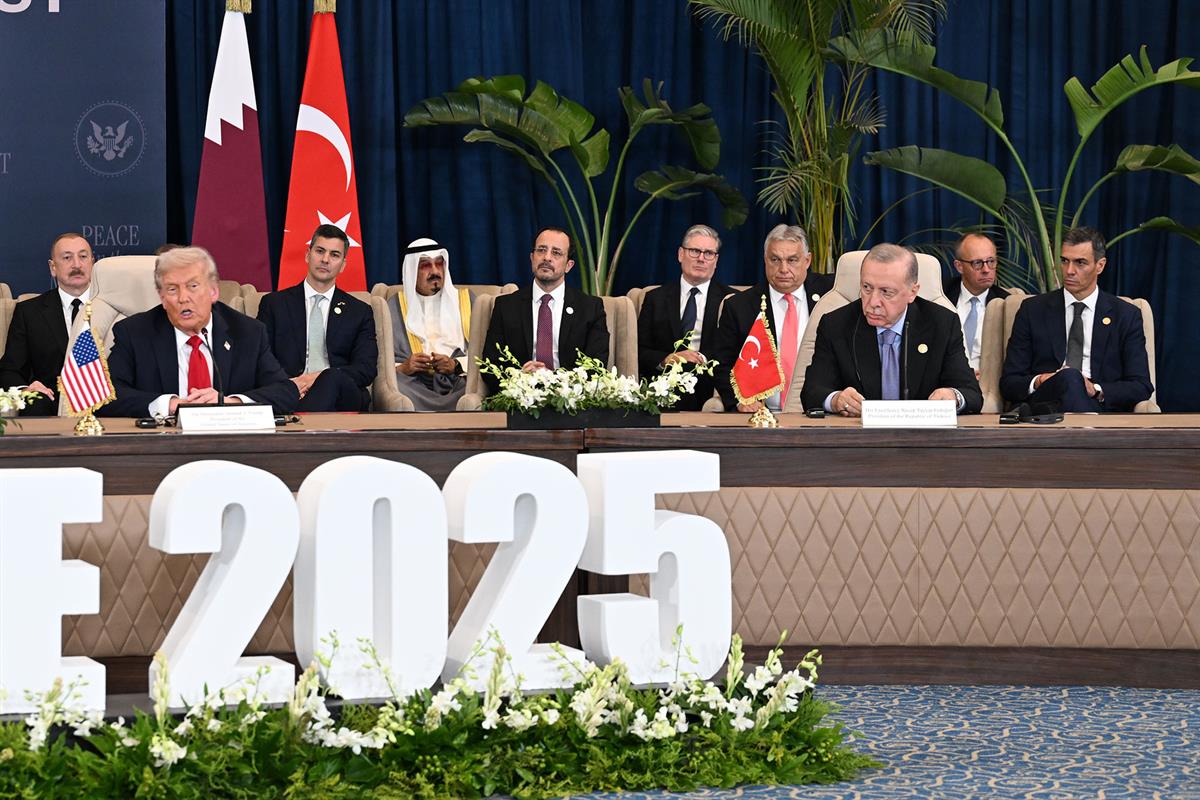 13/10/2025. Pedro Sánchez asiste a la firma del Plan de Paz para Oriente Próximo en Egipto. El presidente de Estados Unidos, Donald Trump, j...