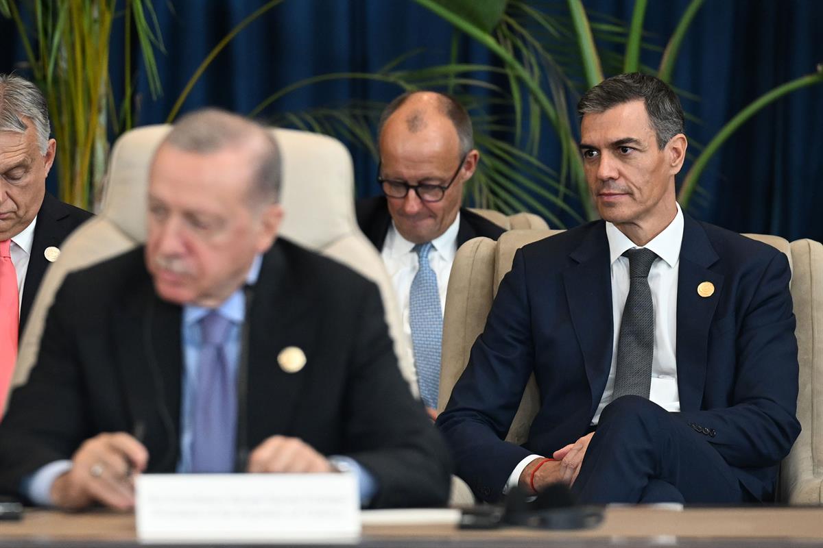 13/10/2025. Pedro Sánchez asiste a la firma del Plan de Paz para Oriente Próximo en Egipto. El presidente del Gobierno, Pedro Sánchez, en la...
