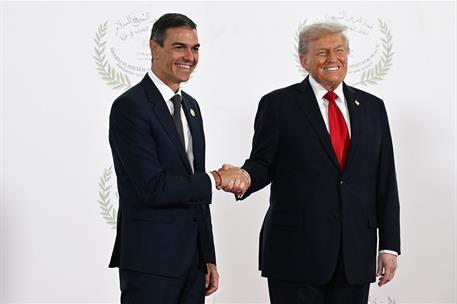 13/10/2025. Pedro Sánchez asiste a la firma del Plan de Paz para Oriente Próximo en Egipto. El presidente del Gobierno, Pedro Sánchez, y el ...