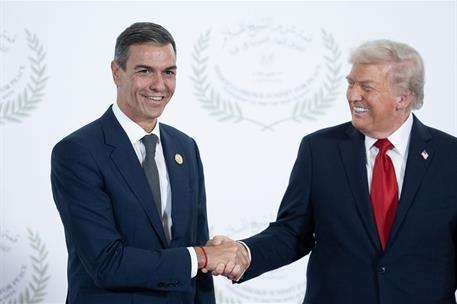 13/10/2025. Pedro Sánchez asiste a la firma del Plan de Paz para Oriente Próximo en Egipto. El presidente del Gobierno, Pedro Sánchez, y el ...
