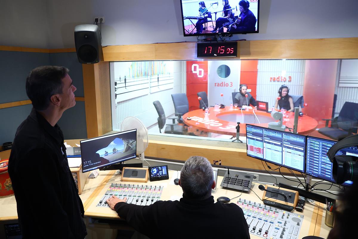 13/11/2025. Pedro Sánchez visits Radio 3. The President of the Government of Spain, Pedro Sánchez, in the Radio 3 studios
