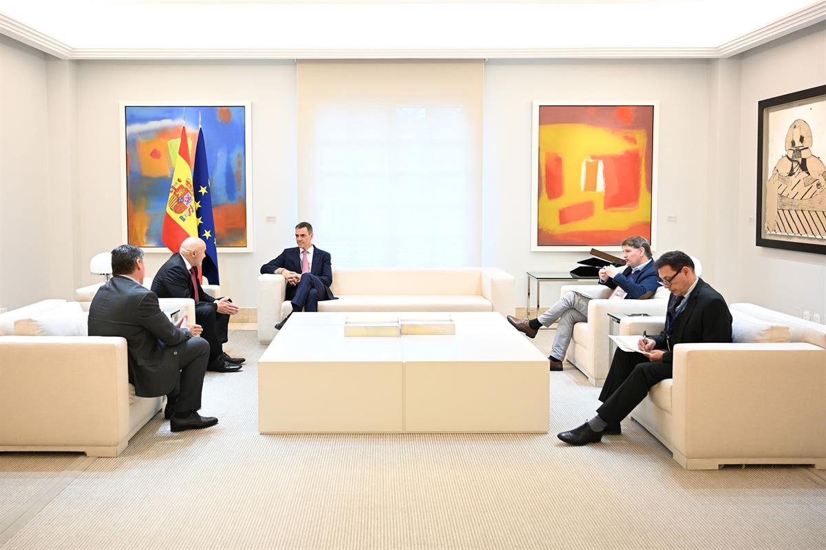 14/05/2025. Pedro Sánchez mantiene un encuentro con representantes de la Confederación Nacional de Pymes. El presidente del Gobierno, Pedro ...