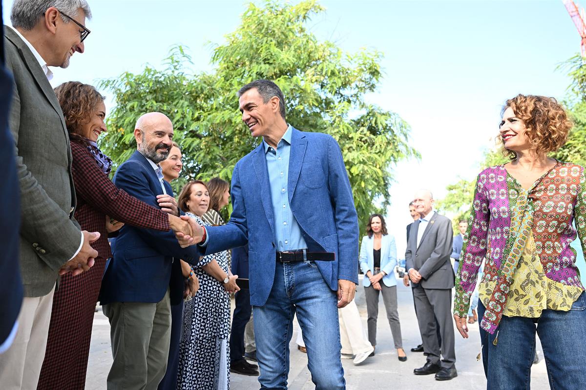 14/09/2025. Pedro Sánchez visita una promoción de vivienda de alquiler asequible en Málaga. El presidente del Gobierno, Pedro Sánchez, salud...