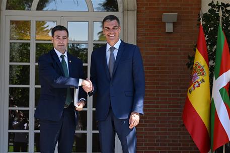15/07/2025. El presidente del Gobierno recibe al lehendakari vasco. El presidente del Gobierno, Pedro Sánchez, y el lehendakari del País Vas...