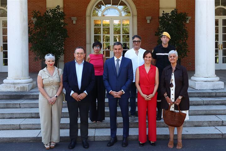 15/07/2025. Pedro Sánchez se reúne con representantes de la lucha contra la COVID-19. El presidente del Gobierno, Pedro Sánchez, junto a la ...