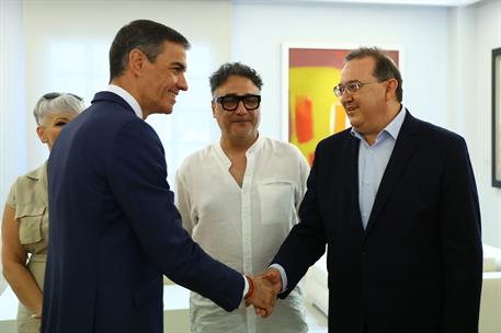15/07/2025. Pedro Sánchez se reúne con representantes de la lucha contra la COVID-19. El presidente del Gobierno, Pedro Sánchez, recibe en L...