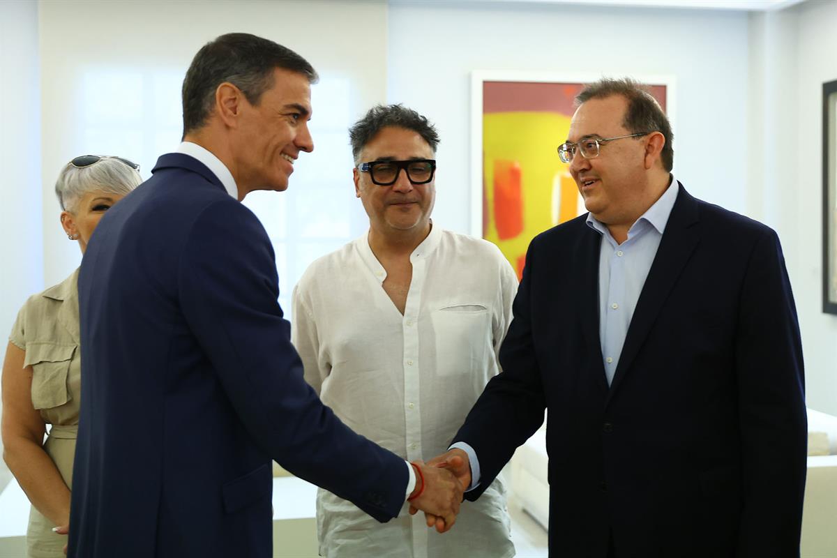 15/07/2025. Pedro Sánchez se reúne con representantes de la lucha contra la COVID-19. El presidente del Gobierno, Pedro Sánchez, recibe en L...