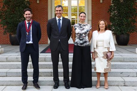15/10/2025. Pedro Sánchez entrega la Encomienda de la Orden Civil Alfonso X el Sabio a Javier Santaolalla. Foto de familia de la condecoraci...