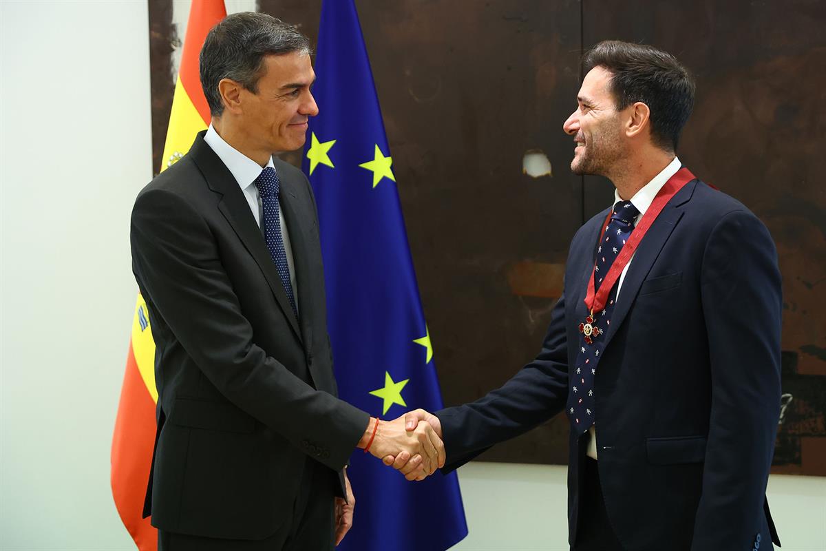 15/10/2025. Pedro Sánchez entrega la Encomienda de la Orden Civil Alfonso X el Sabio a Javier Santaolalla. El presidente del Gobierno, Pedro...