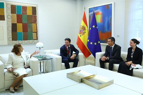 15/10/2025. Pedro Sánchez entrega la Encomienda de la Orden Civil Alfonso X el Sabio a Javier Santaolalla. El presidente del Gobierno, Pedro...