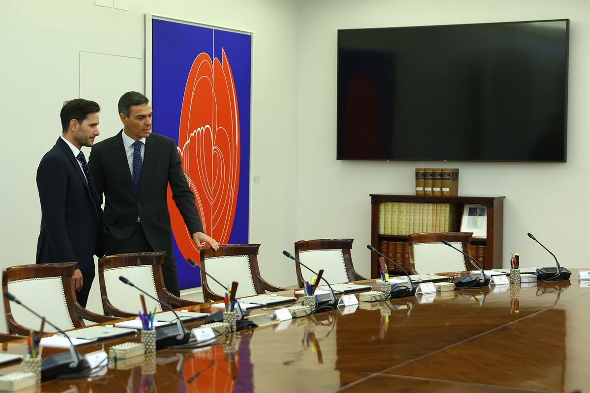 15/10/2025. Pedro Sánchez entrega la Encomienda de la Orden Civil Alfonso X el Sabio a Javier Santaolalla. El presidente del Gobierno, Pedro...