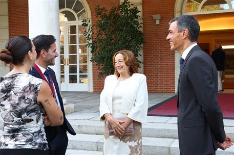 15/10/2025. Pedro Sánchez entrega la Encomienda de la Orden Civil Alfonso X el Sabio a Javier Santaolalla. El presidente del Gobierno, Pedro...
