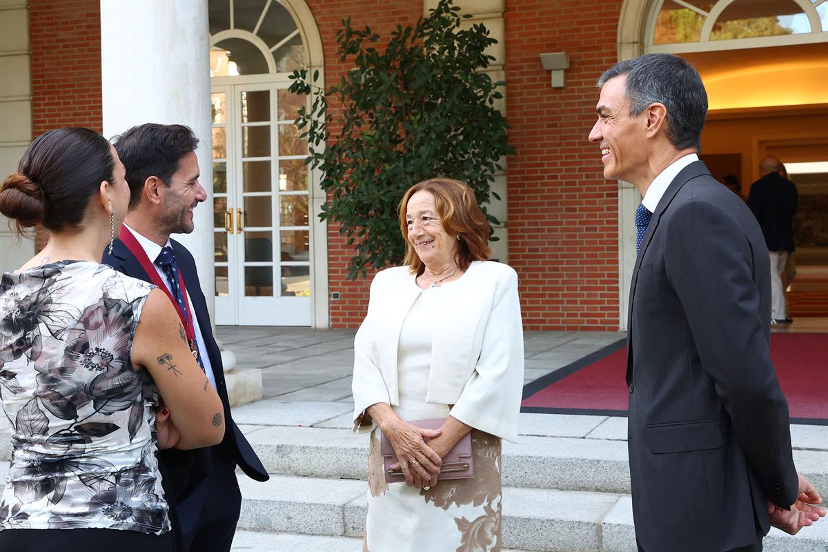 15/10/2025. Pedro Sánchez entrega la Encomienda de la Orden Civil Alfonso X el Sabio a Javier Santaolalla. El presidente del Gobierno, Pedro...