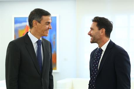 15/10/2025. Pedro Sánchez entrega la Encomienda de la Orden Civil Alfonso X el Sabio a Javier Santaolalla. El presidente del Gobierno, Pedro...