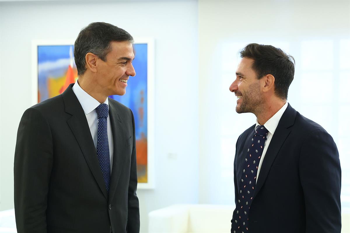 15/10/2025. Pedro Sánchez entrega la Encomienda de la Orden Civil Alfonso X el Sabio a Javier Santaolalla. El presidente del Gobierno, Pedro...
