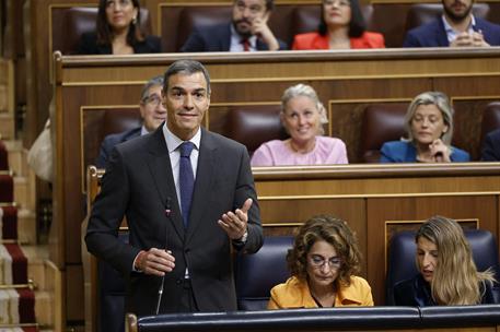 15/10/2025. Pedro Sánchez asiste a la sesión de control al Gobierno. El presidente del Gobierno, Pedro Sánchez, responde desde su escaño en ...
