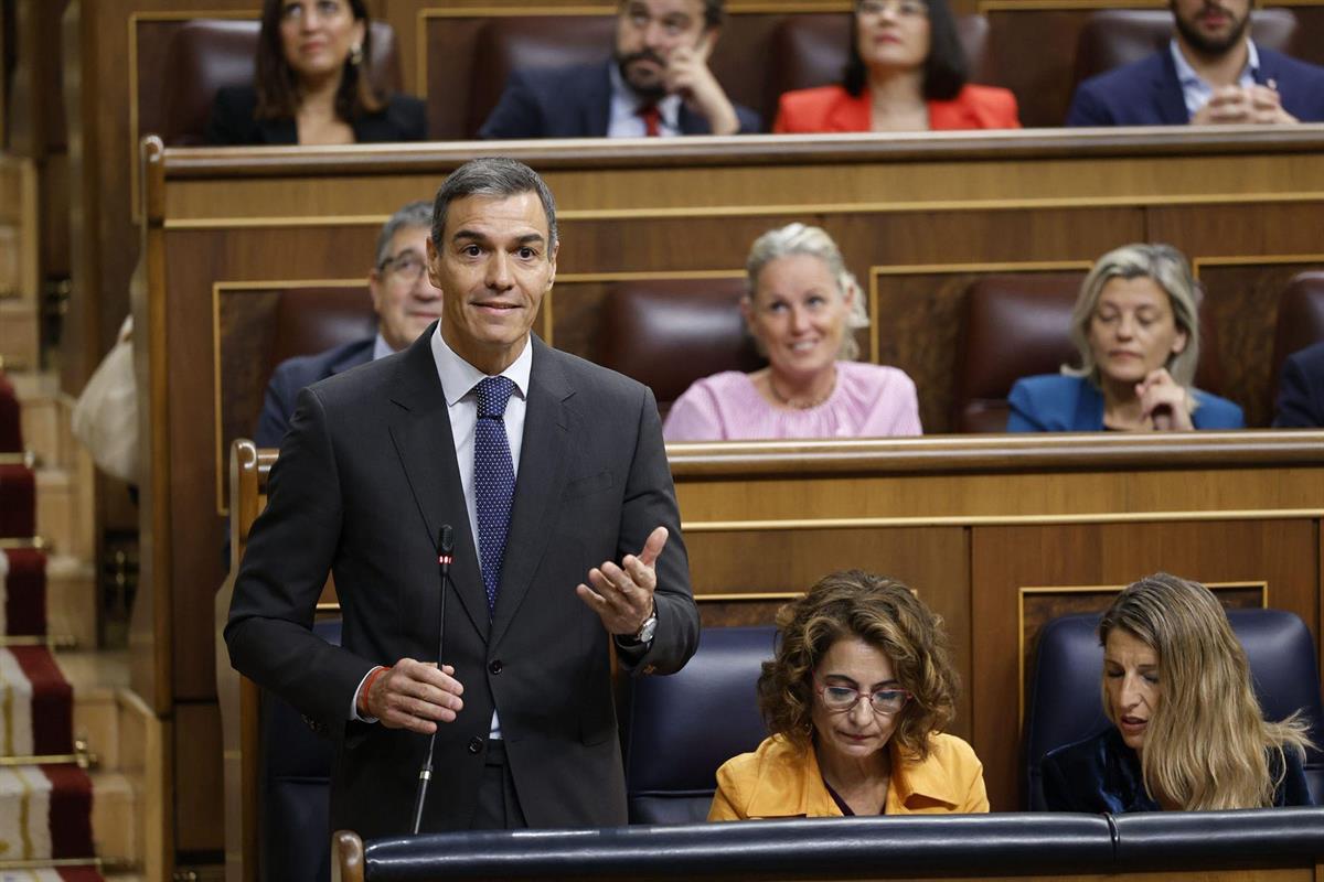 15/10/2025. Pedro Sánchez asiste a la sesión de control al Gobierno. El presidente del Gobierno, Pedro Sánchez, responde desde su escaño en ...