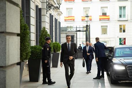 15/10/2025. Pedro Sánchez asiste a la sesión de control al Gobierno. El presidente del Gobierno, Pedro Sánchez, a su llegada al Congreso de ...
