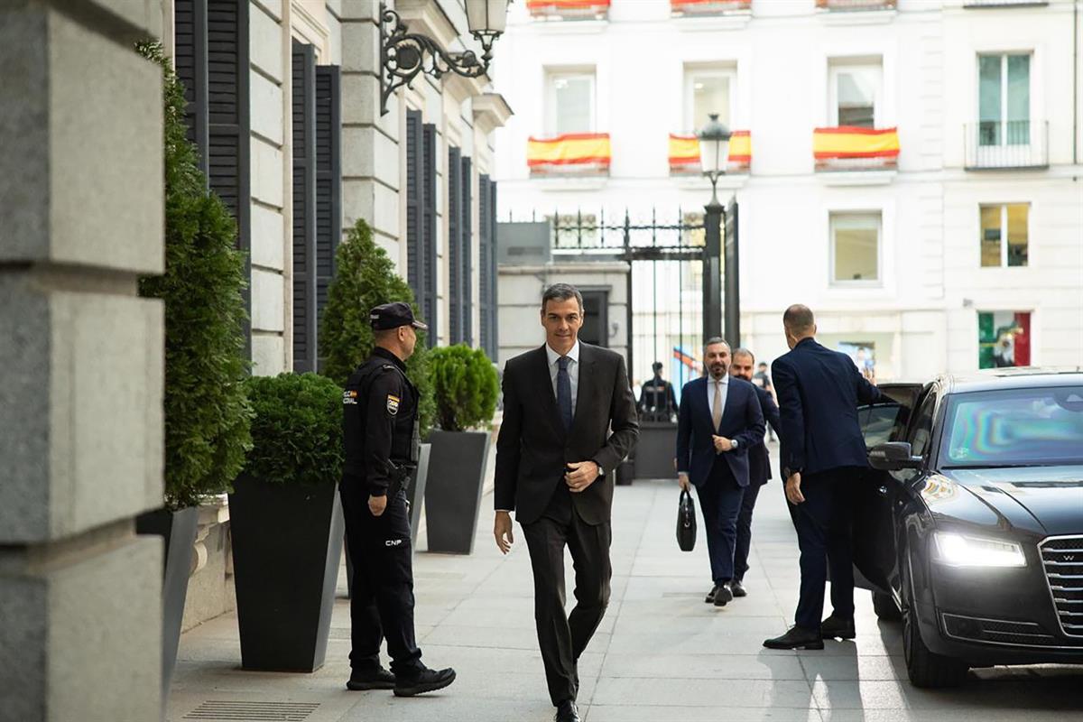 15/10/2025. Pedro Sánchez asiste a la sesión de control al Gobierno. El presidente del Gobierno, Pedro Sánchez, a su llegada al Congreso de ...
