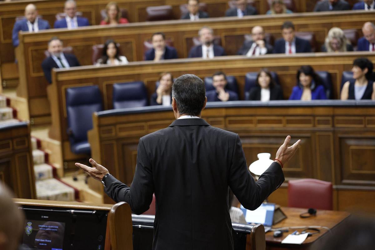 15/10/2025. Pedro Sánchez asiste a la sesión de control al Gobierno. El presidente del Gobierno, Pedro Sánchez, de espaldas, dirigiéndose a ...