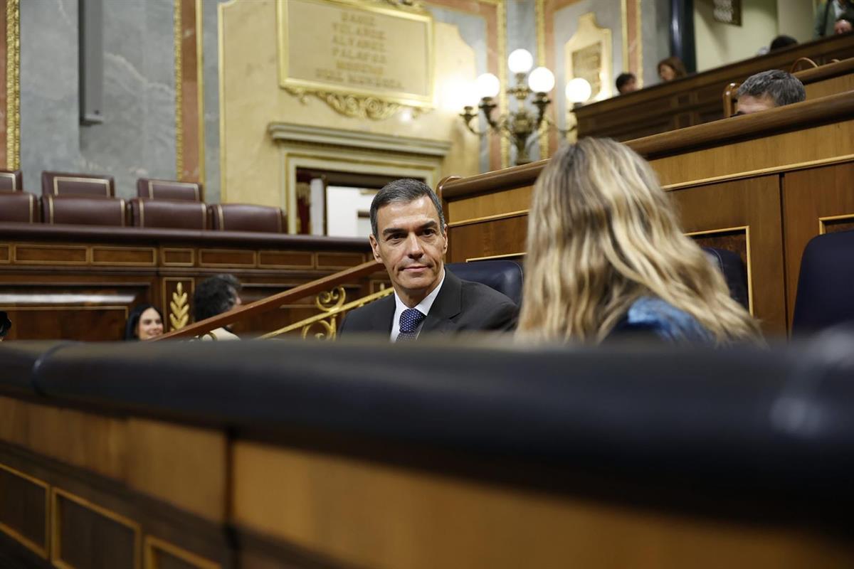 15/10/2025. Pedro Sánchez asiste a la sesión de control al Gobierno. El presidente del Gobierno, Pedro Sánchez, conversa con la vicepresiden...