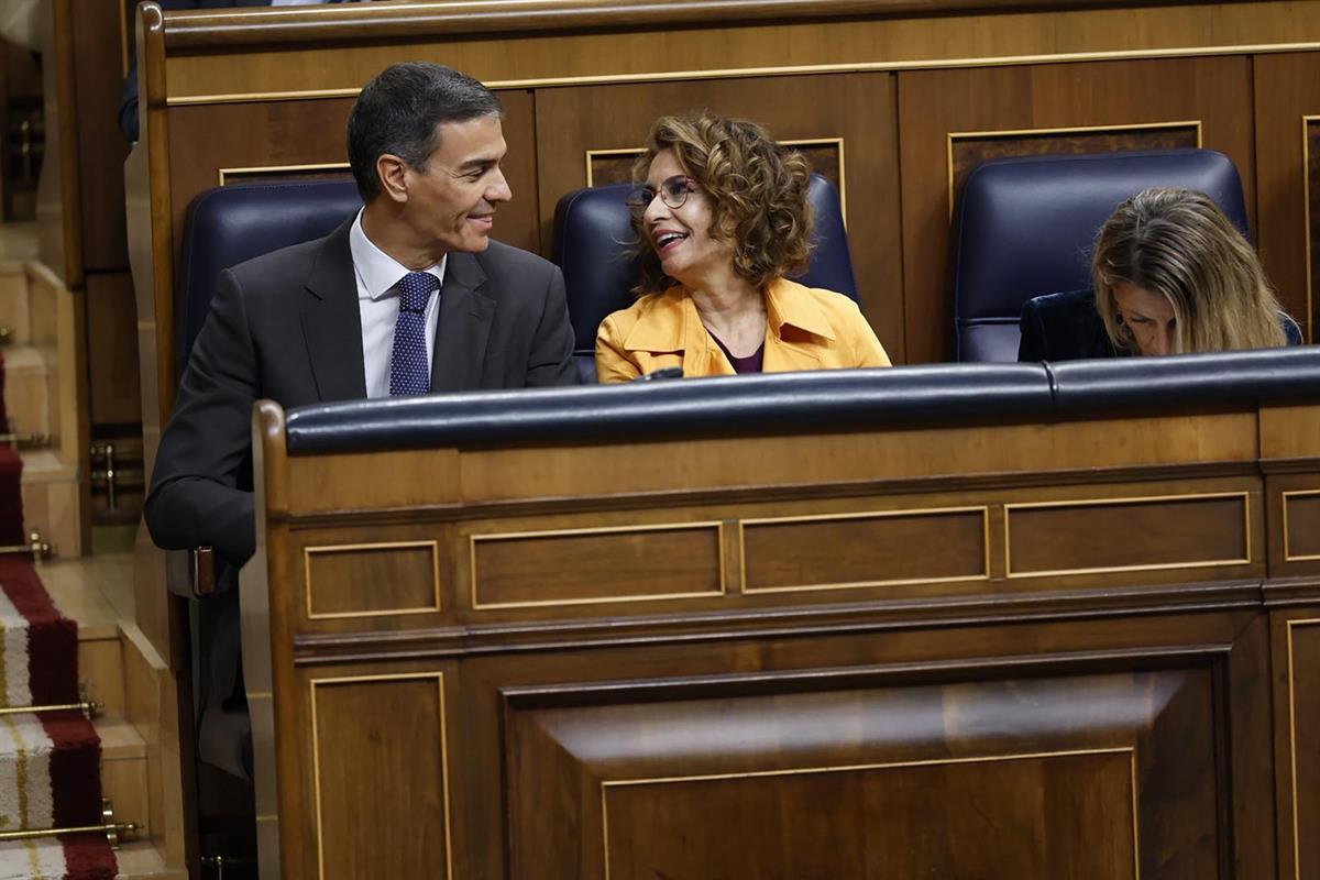 15/10/2025. Pedro Sánchez asiste a la sesión de control al Gobierno. El presidente del Gobierno, Pedro Sánchez, conversa con la vicepresiden...