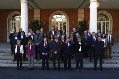 16/01/2025. Pedro S&#225;nchez se re&#250;ne con el comit&#233; asesor del proyecto &#39;Espa&#241;a en libertad. 50 a&#241;os&#39;. Foto de familia de la reuni&#243;n del presid...