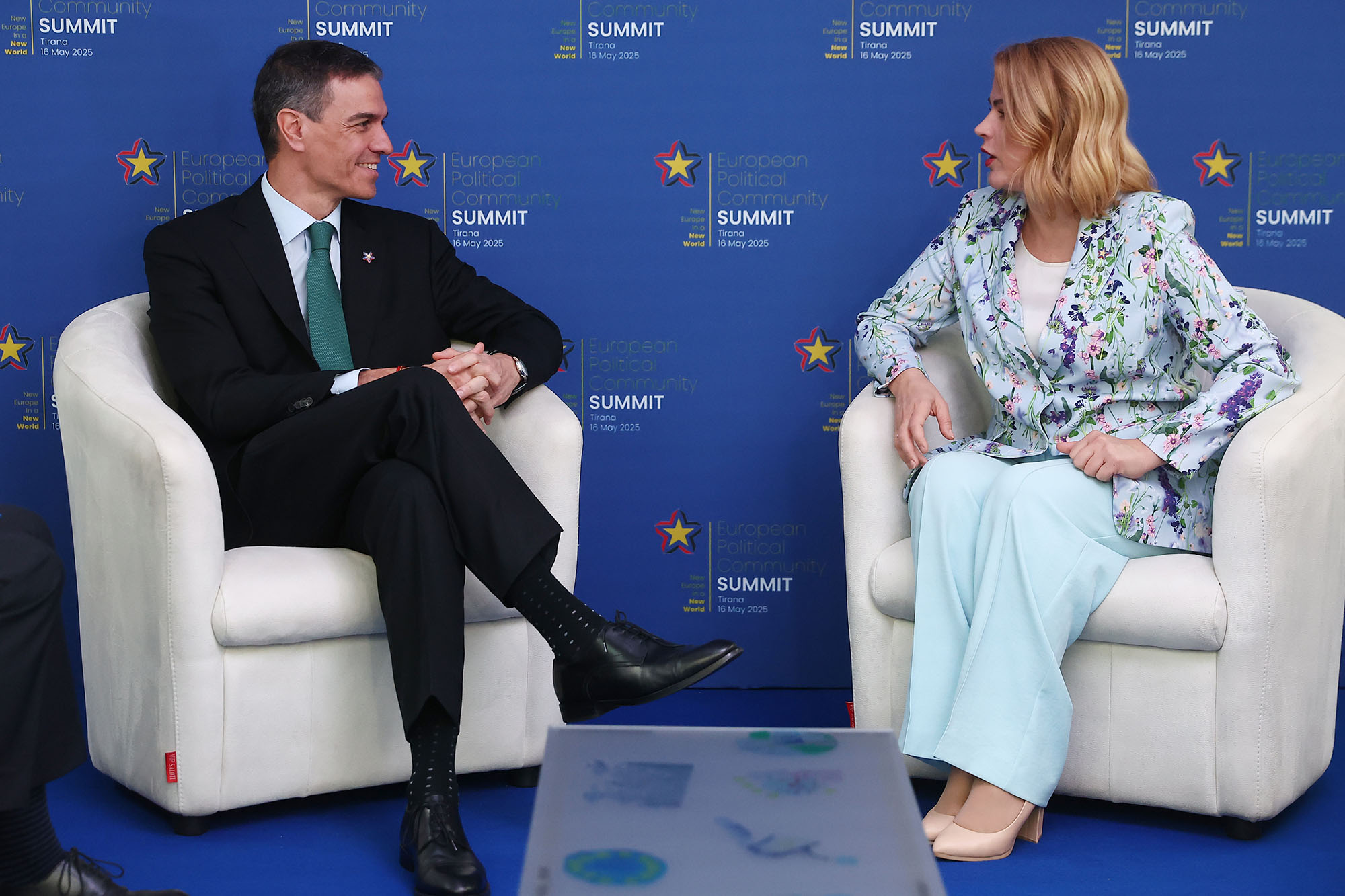 16/05/2025. Pedro Sánchez asiste a la VI Cumbre de la Comunidad Política Europea. El presidente del Gobierno, Pedro Sánchez, y la primera mi...