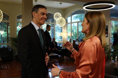16/05/2025. Pedro Sánchez asiste a la VI Cumbre de la Comunidad Política Europea. El presidente del Gobierno, Pedro Sánchez, conversa con la...