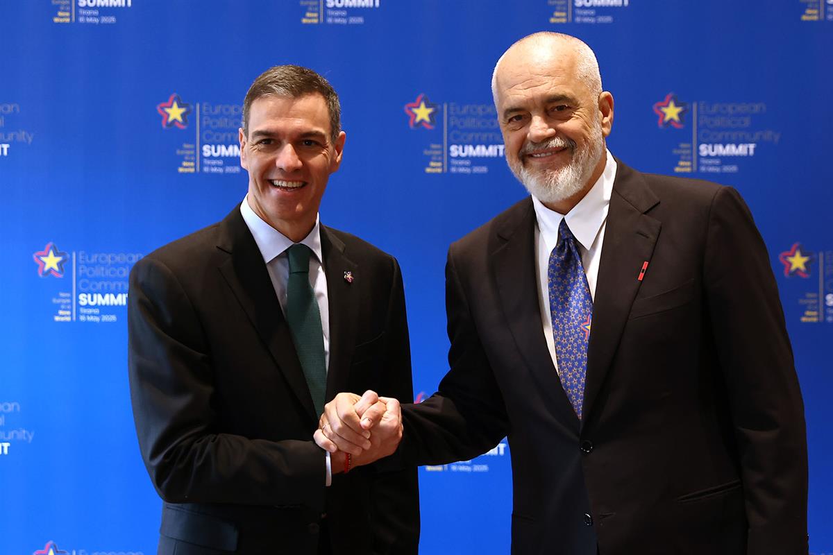 16/05/2025. Pedro Sánchez asiste a la VI Cumbre de la Comunidad Política Europea. El presidente del Gobierno, Pedro Sánchez, saluda al prime...