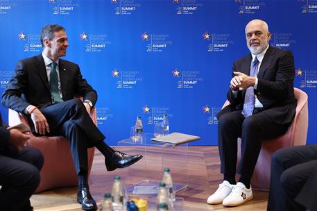 16/05/2025. Pedro S&#225;nchez asiste a la VI Cumbre de la Comunidad Pol&#237;tica Europea. El presidente del Gobierno, Pedro S&#225;nchez, conversa con el...