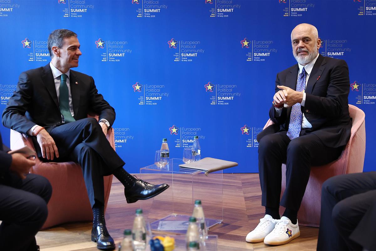 16/05/2025. Pedro Sánchez asiste a la VI Cumbre de la Comunidad Política Europea. El presidente del Gobierno, Pedro Sánchez, conversa con el...