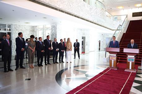 16/07/2025. Viaje del presidente del Gobierno a Mauritania. El presidente del Gobierno, Pedro S&#225;nchez, y el presidente de Mauritania, Mohame...