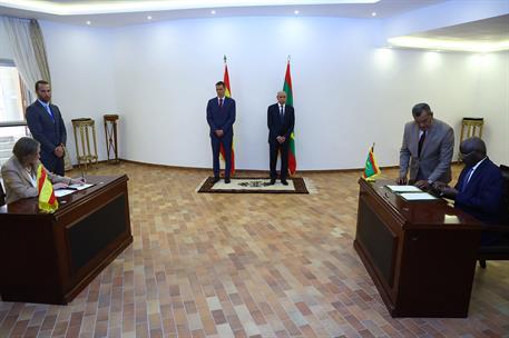 16/07/2025. Viaje del presidente del Gobierno a Mauritania. El presidente del Gobierno, Pedro S&#225;nchez, y el presidente de Mauritania, Mohame...
