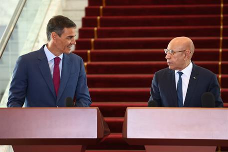 16/07/2025. Viaje del presidente del Gobierno a Mauritania. El presidente del Gobierno, Pedro S&#225;nchez, y el presidente de Mauritania, Mohame...