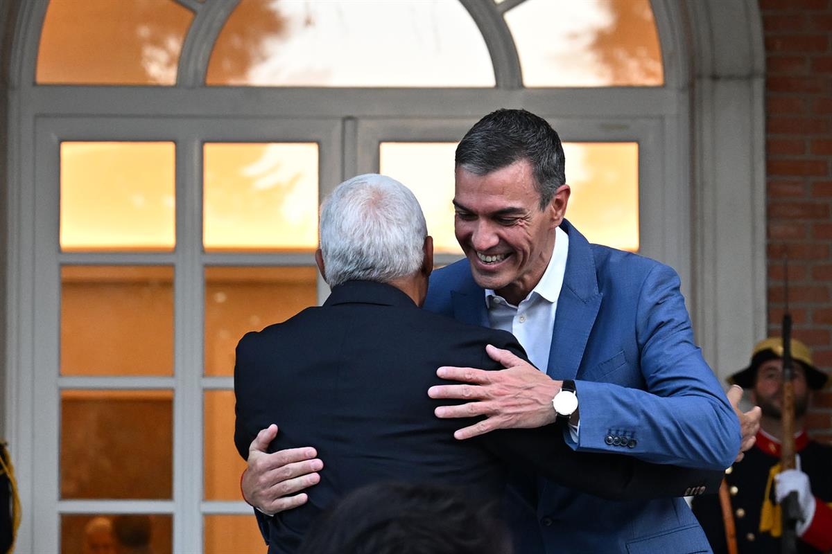 16/09/2025. Pedro Sánchez se reúne con el presidente del Consejo Europeo, António Costa. El presidente del Gobierno, Pedro Sánchez, abraza a...