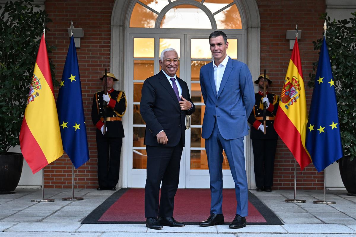 16/09/2025. Pedro Sánchez se reúne con el presidente del Consejo Europeo, António Costa. El presidente del Gobierno, Pedro Sánchez, saluda a...