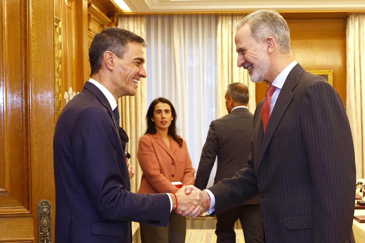 16/12/2025. Patronato de la Fundación Carolina. El presidente del Gobierno, Pedro Sánchez, saluda al Rey al inicido de la sesión ordinaria d...