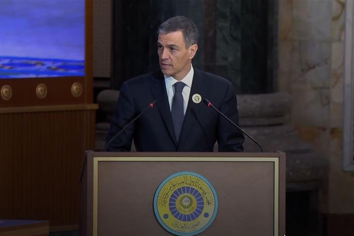 17/05/2025. Pedro Sánchez asiste a la XXXIV Cumbre de la Liga de Estados Árabes. El presidente del Gobierno, Pedro Sánchez, durante su inter...