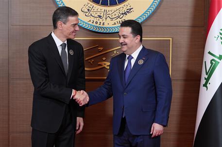 17/05/2025. Pedro S&#225;nchez asiste a la XXXIV Cumbre de la Liga de Estados &#193;rabes. El presidente del Gobierno, Pedro S&#225;nchez, saluda al primer...