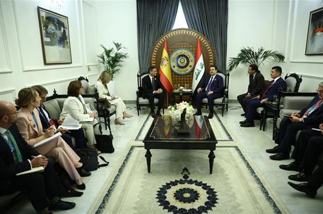 17/05/2025. Pedro Sánchez asiste a la XXXIV Cumbre de la Liga de Estados Árabes. El presidente del Gobierno, Pedro Sánchez, conversa con el ...