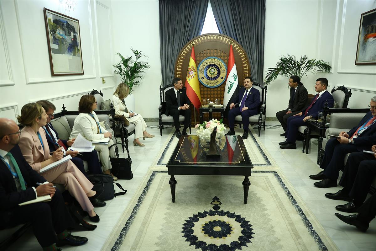 17/05/2025. Pedro Sánchez asiste a la XXXIV Cumbre de la Liga de Estados Árabes. El presidente del Gobierno, Pedro Sánchez, conversa con el ...