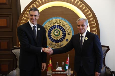 17/05/2025. Pedro Sánchez asiste a la XXXIV Cumbre de la Liga de Estados Árabes. El presidente del Gobierno, Pedro Sánchez, en el encuentro ...